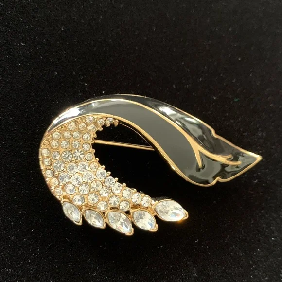 VINTAGE Crown Trifari Brooch - Picture 10 of 12